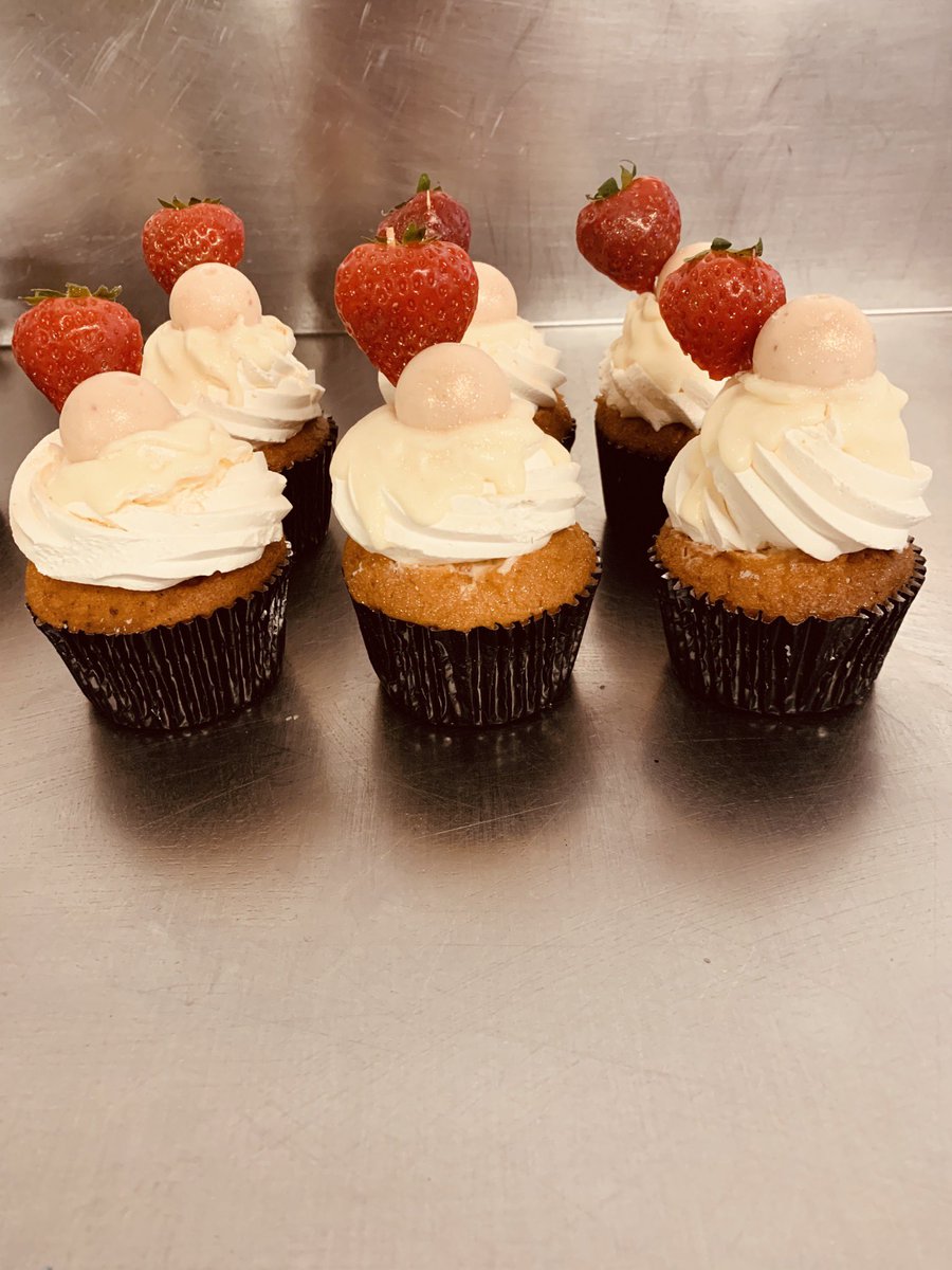 Tanlanbakery's tweet photo. Inspiration for Christmas !! Lindt strawberry and cream and Belgium white choc with a bit of sparkle https://t.co/edpPwDh9jg