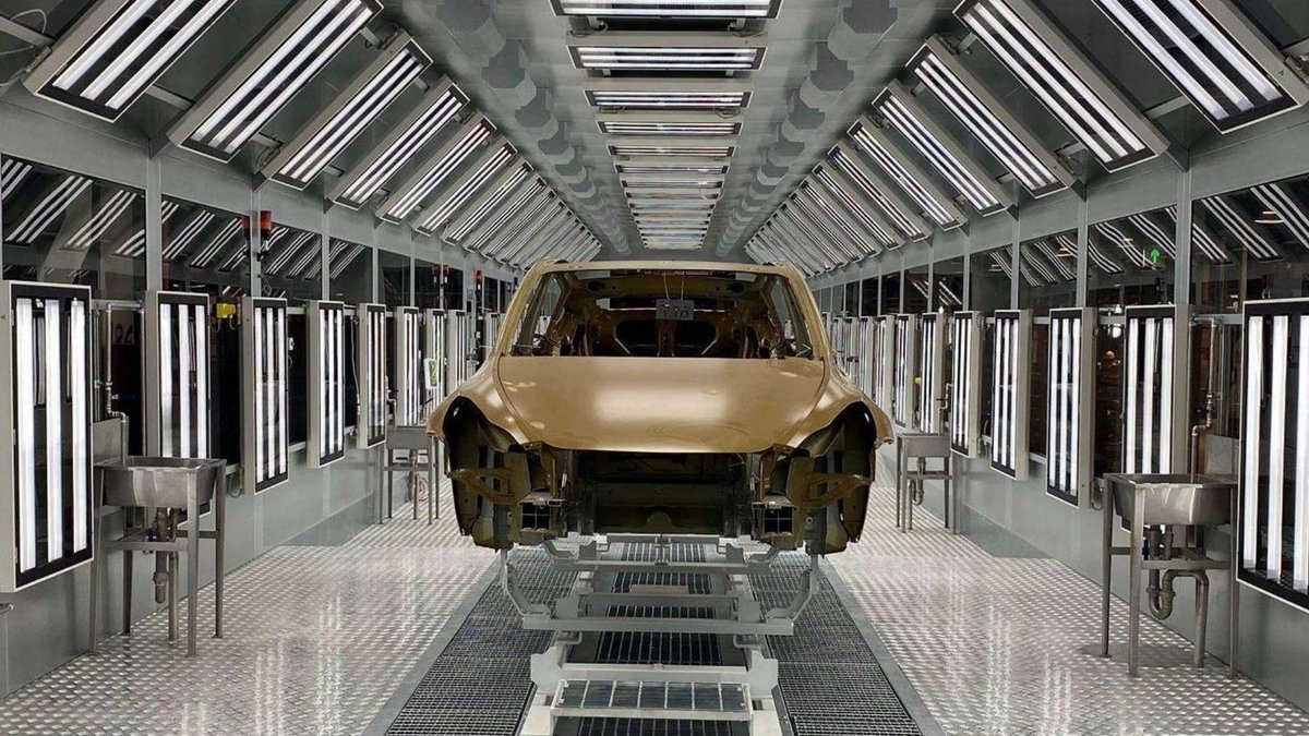 quattroruote's tweet photo. La #Tesla ha messo a segno la miglior trimestrale della sua storia - la quinta di fila con segno più - e ha confermato il target delle 500 mila unità prodotte per il 2020  -->  https://t.co/IiL2uKe8df https://t.co/Rq9hHSJOXP