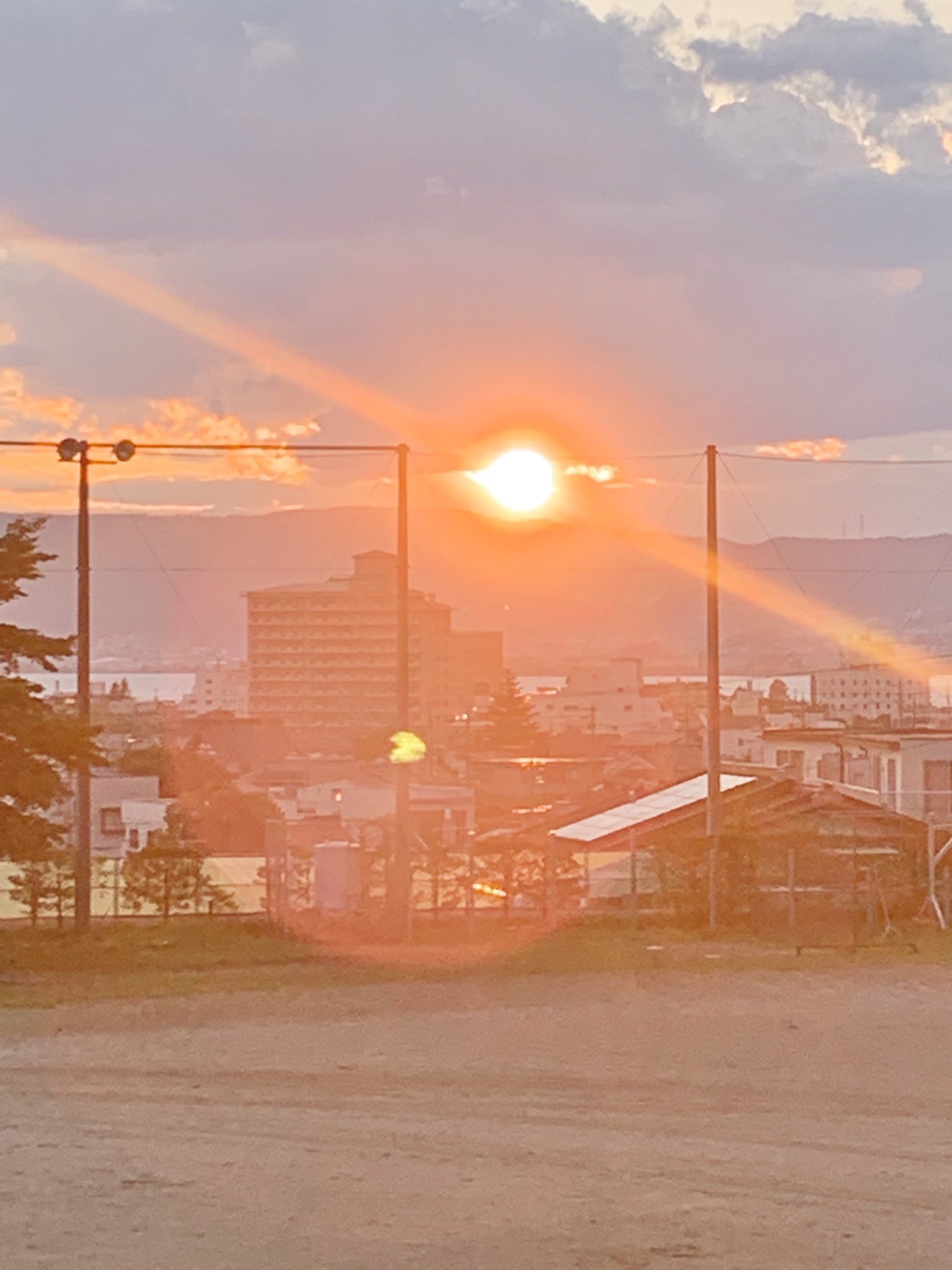霞純ねおん 私の高校から撮った夕日の写真を加工しました 暖色を強くして 全体をぼかした感じです Picsart 画像加工 アイコン 自作アイコン 綺麗な景色 綺麗な写真 T Co Sjrcznhgwc Twitter