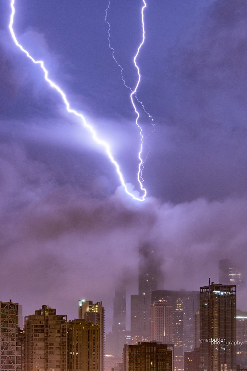 Barry Butler On Twitter Three Simultaneous Lightning Strikes On The Trump Hotel Chicago At 2 14am On Thursday Storm Chicago Ilwx News Weather Https T Co Kzi4rdojwz