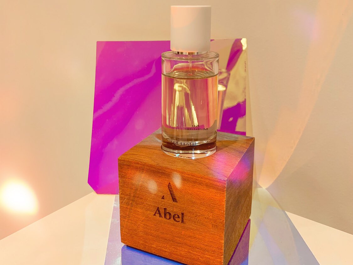 تويتر Nose Shop ノーズショップ 香水のセレクトショップ على تويتر Abel レッドサンタル ピンクペッパーとブラック ペッパー クローブから始まるこの香りはスパイシーな食べ物を彷彿とさせ ラストは産地の違う3種類のサンダルウッドがミルキーな温かみを添える