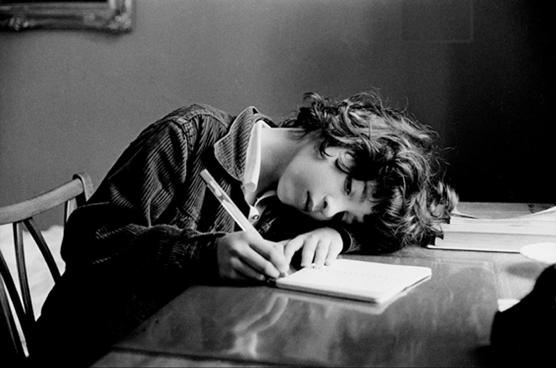 “Parents should leave books lying around marked ‘forbidden’ if they want their children to read.”  
    Doris Lessing
(born on this day, 1919)
#LiteraryBirthday
#DorisLessing

📷 Franck Horvat
 (28-4-1928 /21-10-2020)