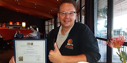 Rob Mentink, eigenaar van Bouwbedrijf Mentink, heeft met succes het programma “Effectieve Persoonlijke Productiviteit” afgerond!🎉 Rob kan beter priotiteiten stellen, heeft een beter overzicht gekregen en weet nu hoe hij zijn doelen kan bereiken ⭐️