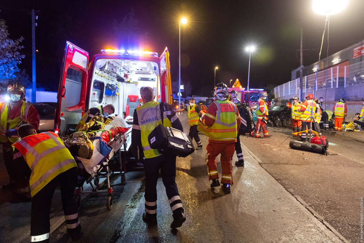 MarinsPompiers's tweet photo. [ RETOUR EN IMAGES ⚓️🔥 ]
Cette nuit, l'activité opérationnelle a été chargée pour les marins-pompiers. 
21h15, un départ normal est engagé sur un feu de chambre secteur Plombières. Aucune victime.
Minuit, dramatique accident de la circulation, 3 transports, une personne décédée. https://t.co/dOiJuMOv02