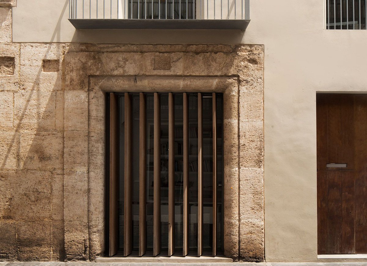 CM4arquitectos's tweet photo. Arrancamos el #juevesdearquitectura con este proyecto de @ramon_esteve al que recurrimos habitualmente cuando empezamos a trabajar. Aunque se proyectó hace casi 15 años, su concepción es tan potente y sencilla que sigue siendo totalmente actual. https://t.co/AzhRrsEyt8 https://t.co/zpKGZkfk15