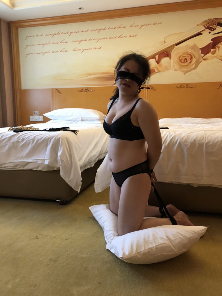 母狗3P，绑好下去接单男了，下面流水了