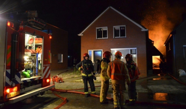 Uitslaande brand verwoest garage in Veendam - ..