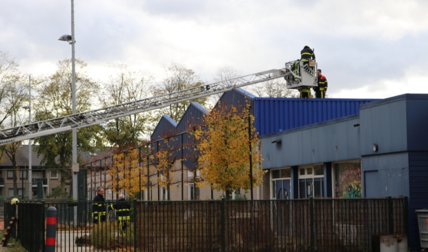 Stormschade bij tennishal Couperuslaan, brandweer verwijdert stukken dak - ..