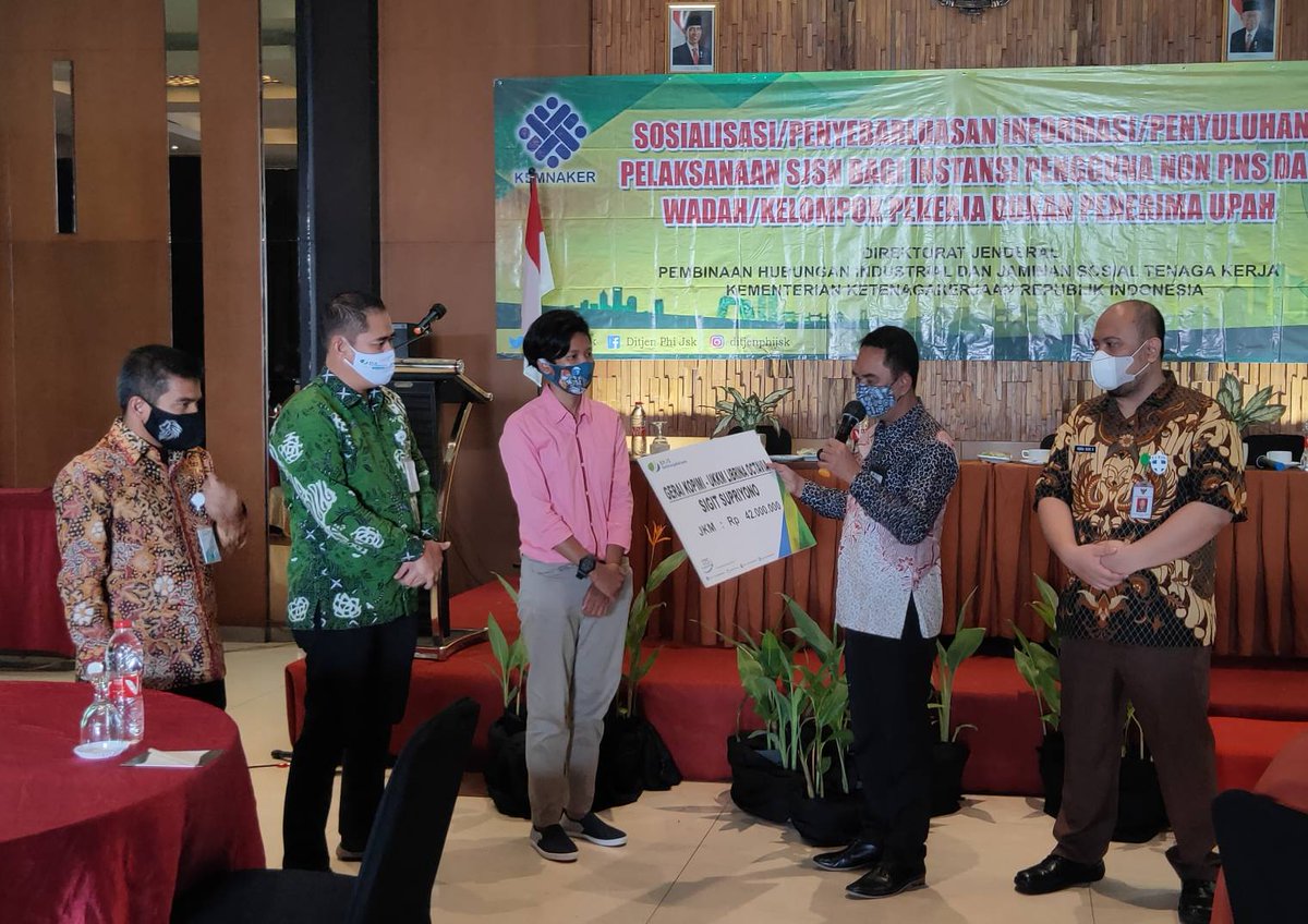 Penyerahan manfaat Jaminan Kematian BPJS Ketenagakerjaan membuka acara Sosialisasi penyebarluasan informasi pelaksanaan SJSN tgl 22 Okt 2020 di Semarang. Meski belum 3 bulan terdaftar, manfaat BPJS Ketenagakerjaan tetap diberikan.