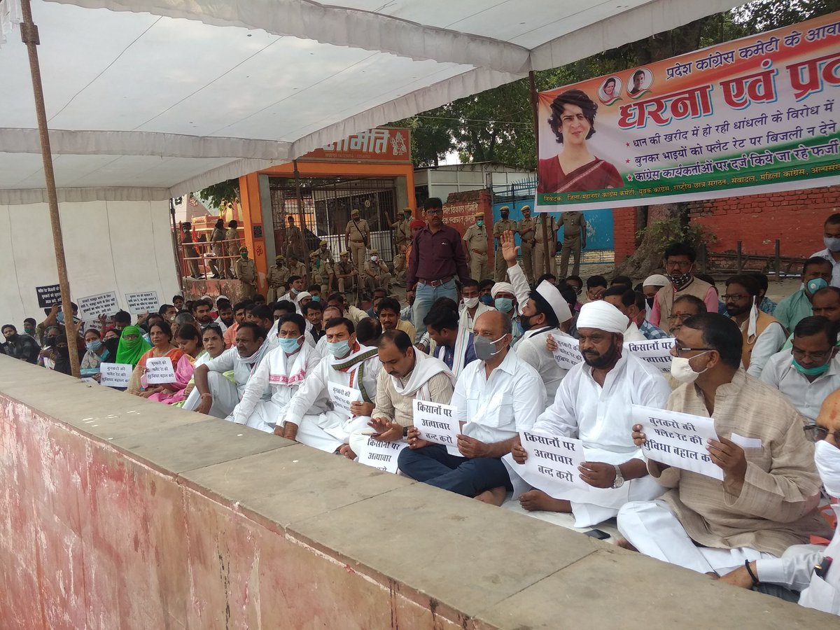 Dharmen83057533's tweet photo. आज वाराणसी के शास्त्री घाट पर कांग्रेस पार्टी के द्वारा किसानों के कर्ज माफी, बुनकरों को फ्लैट रेट पर बिजली और कांग्रेस कार्यकर्ताओं के उपर फर्जी मुकदमे के खिलाफ धरना प्रदर्शन किया गया जिसमें महानगर एवं जिला कांग्रेस कमेटी के सदस्य उपस्थित थे https://t.co/DvjSUwN9ig