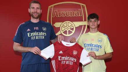 CharliePatino10's tweet photo. Amazing to sign my first professional contract with Arsenal. Thanks to everyone who has helped and believed in me. The hard work continues and my dream of one day making my full debut for Arsenal pushes me on @Arsenal @ArsenalAcademy 🔴⚪ https://t.co/poMC3bYelp