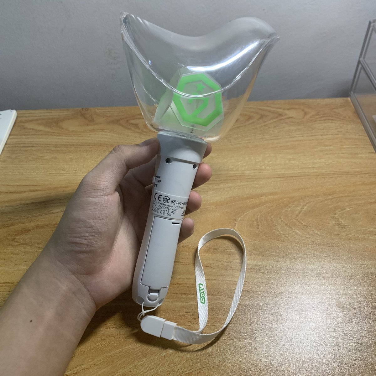 kngmnhimnida's tweet photo. wts got7 ph ahgabong 

php1700
- i believe this is ver. 2? got it from gmarket!
- never used, mostly kept in box
- batteries included
- box a little dented and manufacturing defects on the light stick, dm for more pics! 😊 https://t.co/rgEiLPiHQs