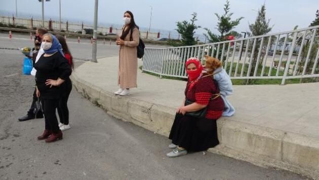 cnnturk's tweet photo. Sahiplendiği köpeği sırtında taşıyor 

Trabzon'da yaşayan Pakize Aksu, sokakta bulup sahiplendiği köpeğini bir an olsun yanından ayırmıyor https://t.co/6CGmXWFiN3 https://t.co/FsIqlGLRw3