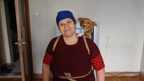 Sahiplendiği köpeği sırtında taşıyor 

Trabzon'da yaşayan Pakize Aksu, sokakta bulup sahiplendiği köpeğini bir an olsun yanından ayırmıyor buff.ly/34hgrjW