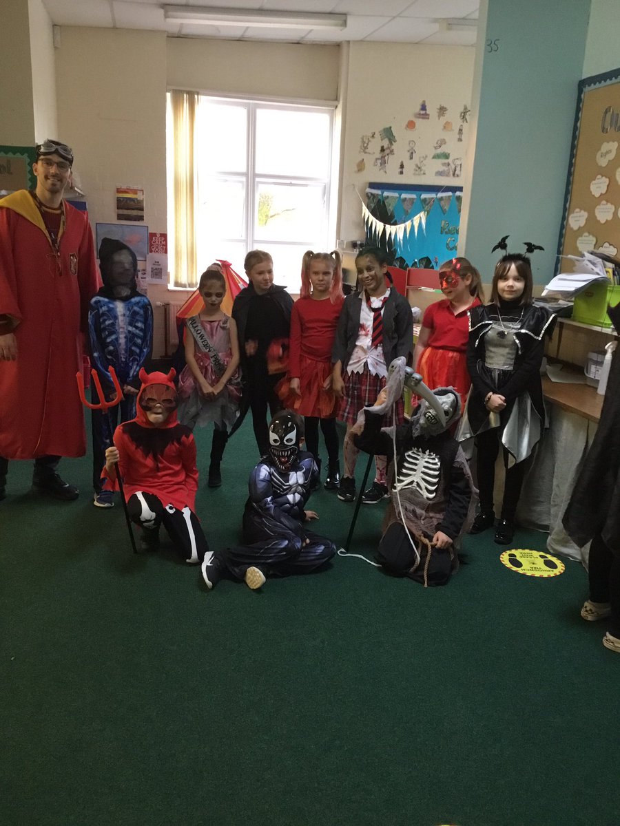Springwood_Prm's tweet image. #springHarlech look amazing today all dressed up ready for their Halloween party.🎃💀☠️