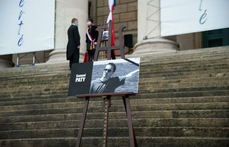  El fiscal antiterrorista ha señalado a dos alumnos del instituto como cómplices en el asesinato de Samuel Paty. Los dos alumnos identificaron al profesor a cambio de una suma de dinero. El asesino conocía el nombre del profesor pero ignoraba su apariencia física.