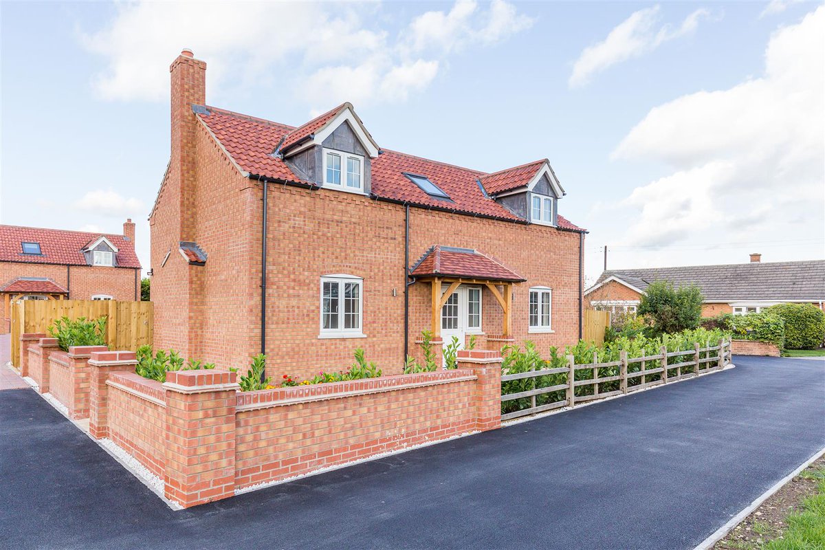 NewHomesAgentUK's tweet photo. JUST LISTED! Two fantastic 'forever homes'. The ultimate buyers choice – this type of home is where you can start a family, watch them grow up and then enjoy a well-earned (early) retirement! These diverse new builds have it all. Link to full write up! 👇https://t.co/DiKDG8KlW9 https://t.co/jduCwlh1ah