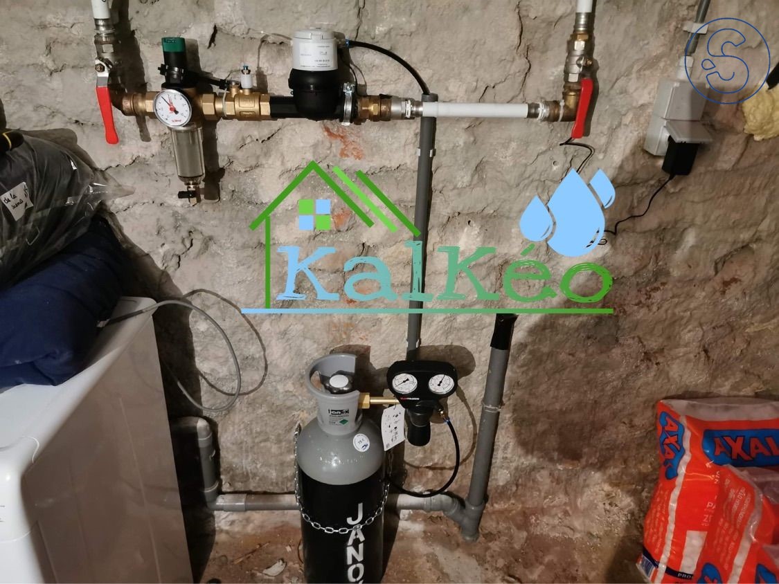 💦Otra instalación Kalkéo😃:

Las ventajas de #Solucalc son numerosas:

✅Un modelo el único adecuado para todas las 
 instalaciones
✅Sin mantenimiento
✅Sin uso de sal, sin desperdicio de #agua
✅Disuelve a 100% la cal en agua hasta 95°C

#DescalcificadorDeAgua #Fontaneria