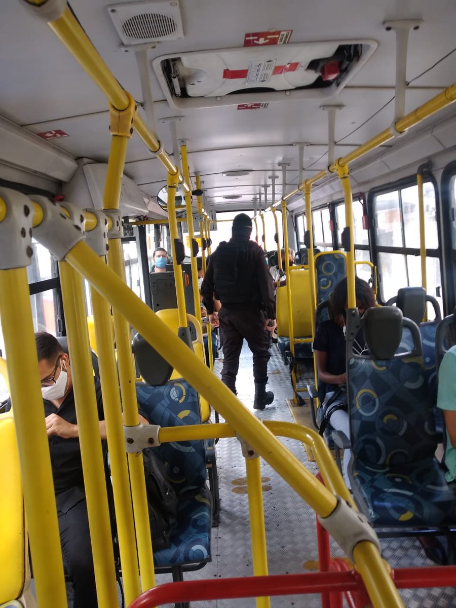 PMERJ's tweet photo. @PMERJ intensifica ações em coletivos que seguem com destino à capital 

Diariamente, nossos policiais do #GPTOU (Grupamento de Policiamento Transportado em Ônibus Urbanos) realizam revistas no interior de coletivos, visando garantir a segurança de trabalhadores e estudantes. https://t.co/aPQzPn4ymk