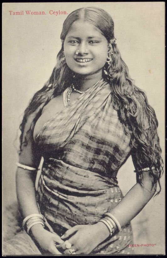 Pour la partie histoire et signification, il faut savoir que le Saree se portait originellement sans blouse comme le montrent ces photos.