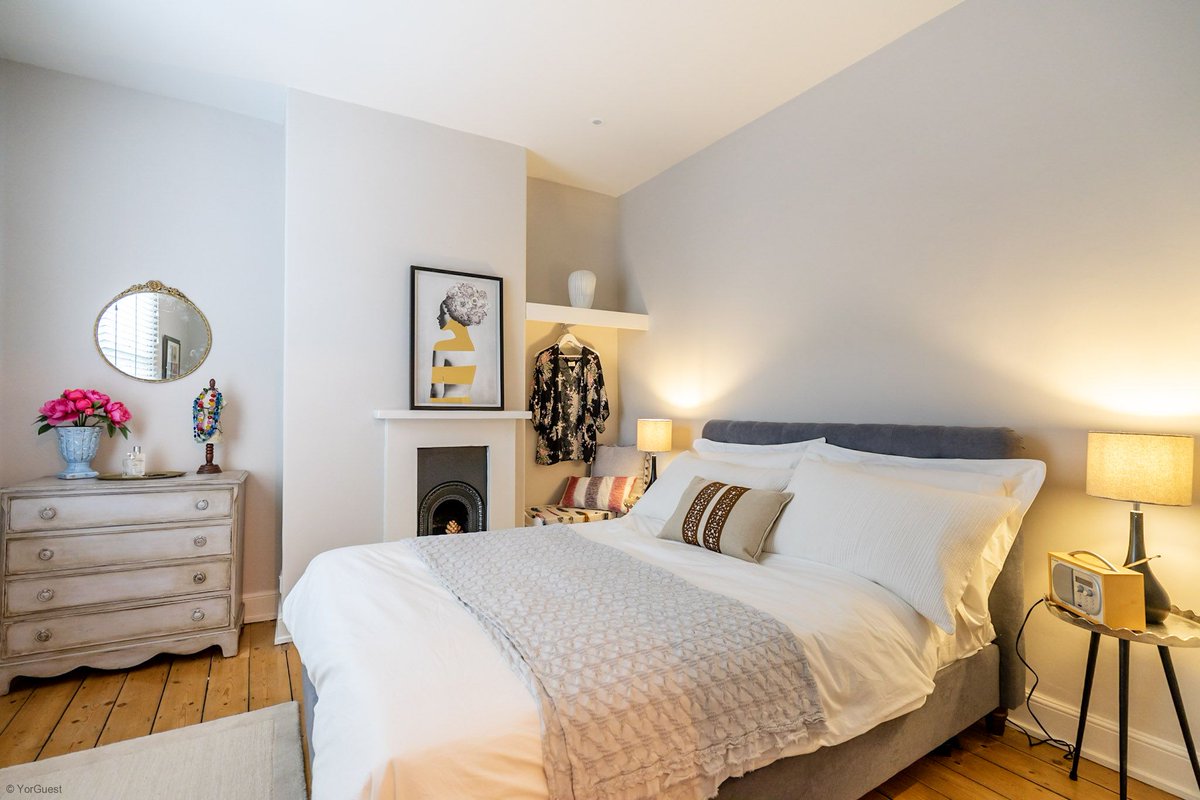 Feel at home in #York and enjoy this lovingly restored house, overlooking the Medieval Walls 🙌

#BookDirect via the link below and #SAVE! 💸

yorguest.com/property/feria…

#YorGuest #VisitYork #FeelatHomeinYork