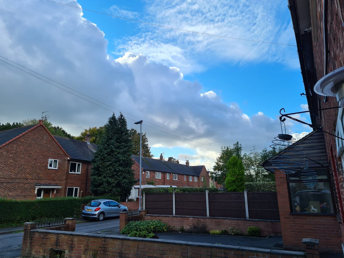 MandyMoos's tweet photo. #FromMyFrontDoor #IsolationWeather #GettingFreshAir
Some lovely blue skies and fluffy clouds this lunchtime!
@BBCWthrWatchers @Schafernaker @OwainWynEvans @RainorshineManc @MetMattTaylor https://t.co/jNvZ1SCPoi