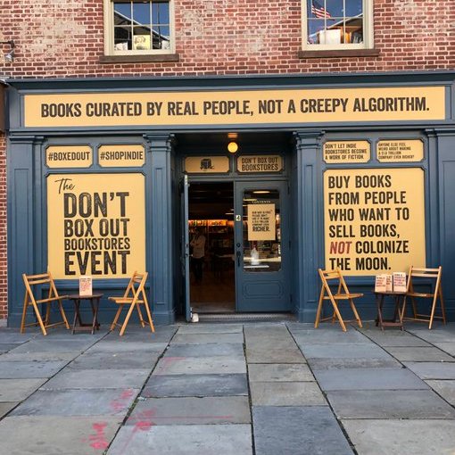 Volgende maand is 't zover; de #BlackFriday frenzy. Wellicht meer dan ooit, heeft dit jaar "gemak" 'n (te) hoge prijs &amp; maatschappelijke consequenties. Daarom eisen boekhandels deze maand aandacht voor 't Amazongevaar op lokale shops: bit.ly/BxedOut #shopindie #boxedout