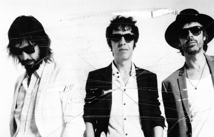 Hemeroteca: «Cuando estoy solo, tocando la guitarra, no sé por dónde voy a salir. Creo que esa inocencia que conservo puede ser el secreto del éxito y la longevidad de <a href="/sidonie_/">@sidonie_</a> »
Tras “El peor grupo del mundo”, <a href="/_coleccionista/">Javier Escorzo</a> charlaba con Marc Ros. bit.ly/3e00n9D