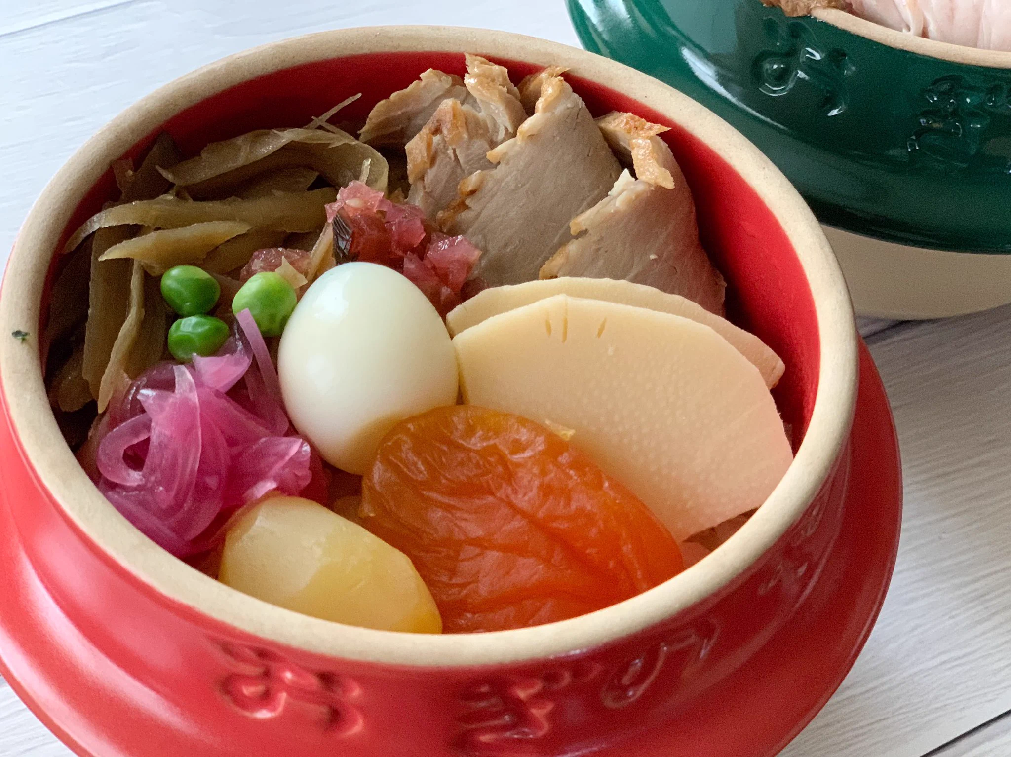 中身は安定のおいしさ。うまい！うまい！！峠の釜めし×鬼滅コラボ。