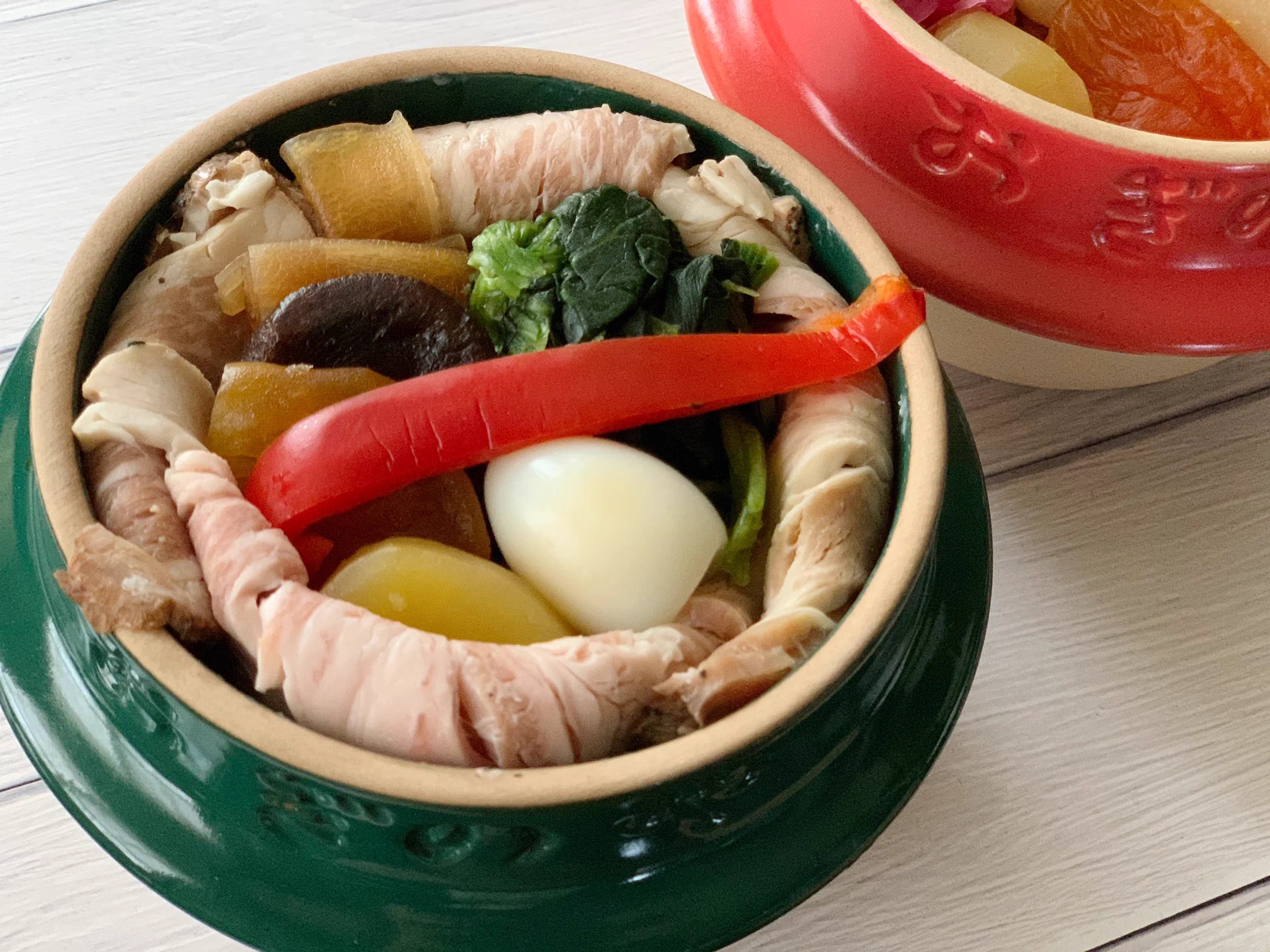 中身は安定のおいしさ。うまい！うまい！！峠の釜めし×鬼滅コラボ。