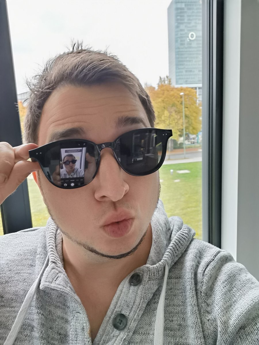 RoBerg90's tweet photo. Das #HUAWEIMate40Pro ist endlich da - mit 136 Punkten @DxOMark das beste Kamera-Smartphone der 🌏. Mit #HUAWEIPetalMaps gibt es auch eine starke Navi-Alternative, überragende)(wirklich!) Over-Ears mit #HUAWEIFreeBudsStudio und die stylishen #EyewearII mit Lautsprechern. 🔥 https://t.co/2e5Q2zIp0I