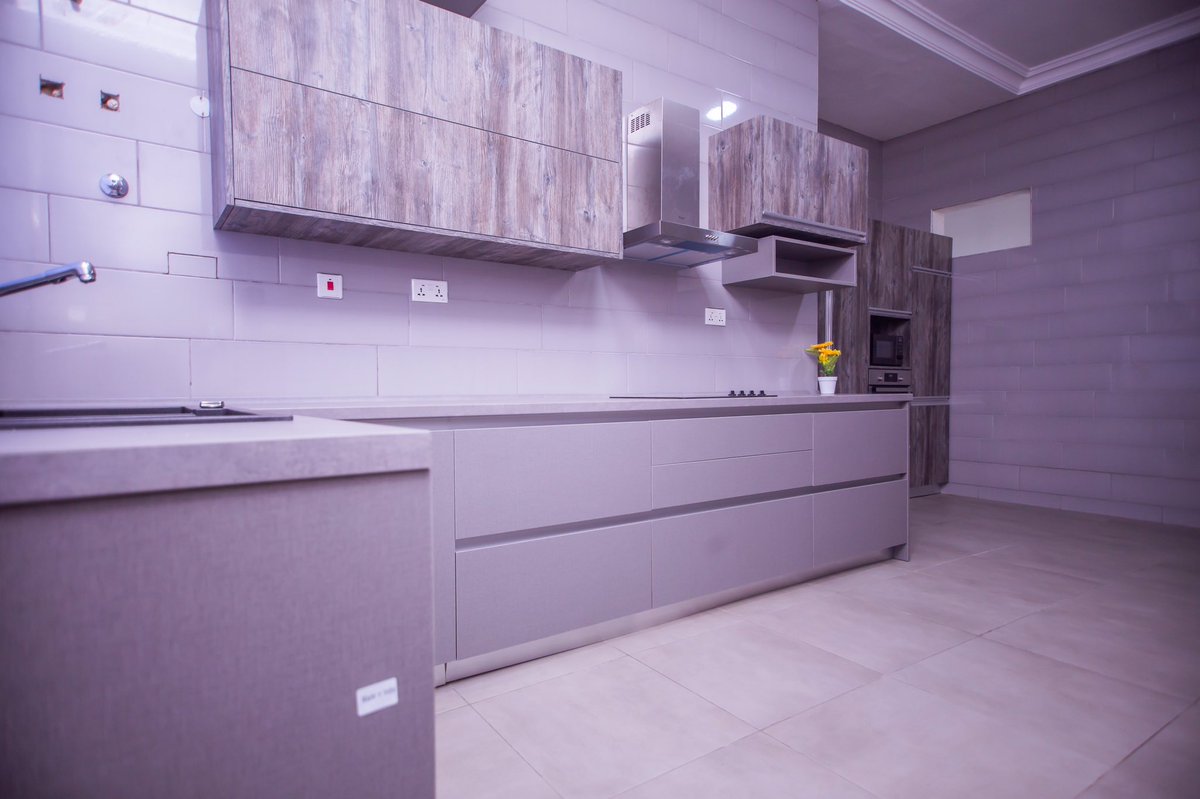 lexisbill's tweet photo. Tag someone who will like this modern grey ergonomic kitchen made by @dfwighanaltd #ChefLexis #LexisLearnsToCook https://t.co/lzOgCkSJq3