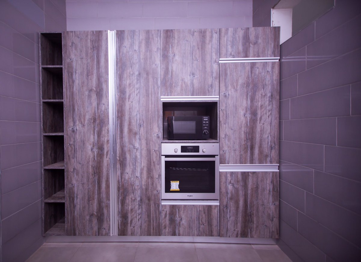 lexisbill's tweet photo. Tag someone who will like this modern grey ergonomic kitchen made by @dfwighanaltd #ChefLexis #LexisLearnsToCook https://t.co/lzOgCkSJq3
