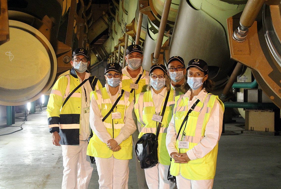 OranoTricastin's tweet photo. 📣accueil de Madame le Maire et de représentants de la commune de #saintrestitut, au menu : visite de l’usine Eurodif à l’arrêt et l’usine Georges Besse II en fonctionnement. Une rencontre enrichissante💡 #Tricastin #Industrie @La_drome https://t.co/IwSTucezJS