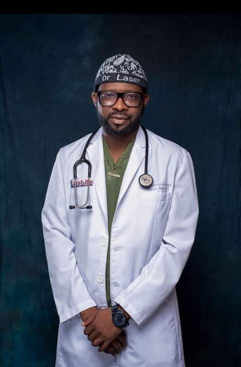 IsI45387517's tweet photo. #Endsars This man did a wonderful job 3 days ago and yesterday in saving lives at the lekki  toll gate massacre, infact the number of casualties he attended to were many and lives were saved...thank you doctor... we love you. https://t.co/v5rBmSuwMq