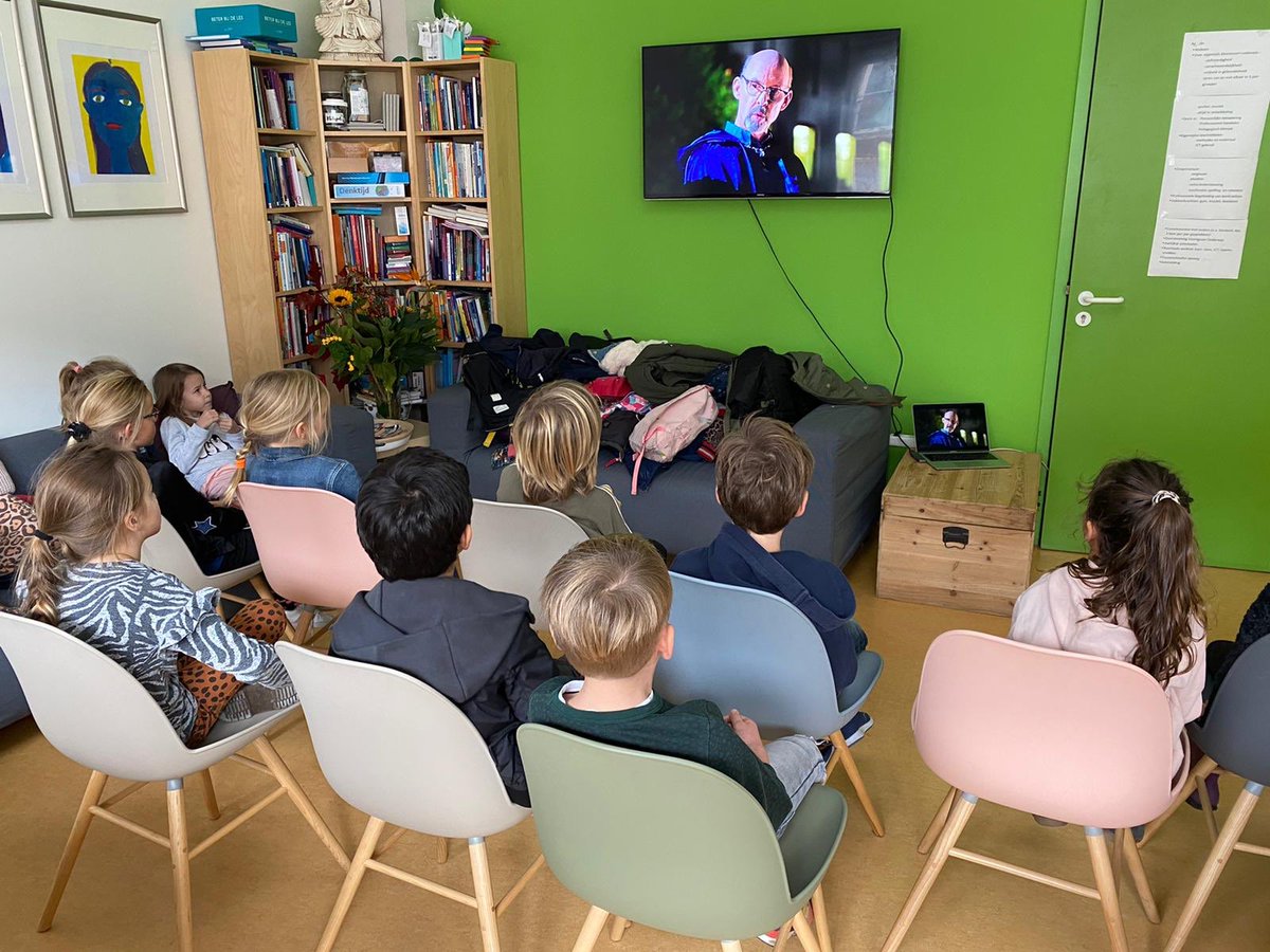 Vandaag 10 leerkrachten en 3 onderwijsassistenten afwezig: ziek/test/quarantaine☹️Laatste uur groepje kinderen opgevangen in het kantoor van de directeur met film kijken, (de juf ging vanmiddag ziek naar huis)gezellig maar ook heel zorgelijk! #POencorona