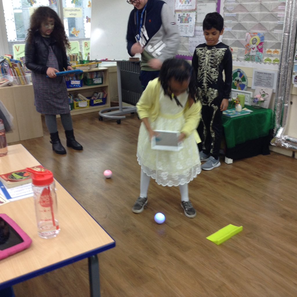 Readingstnics's tweet photo. Year 4 enjoying coding in ICT using the Sphero @stnicsliv  @year4stnicsliv https://t.co/UpcBkJDeQD