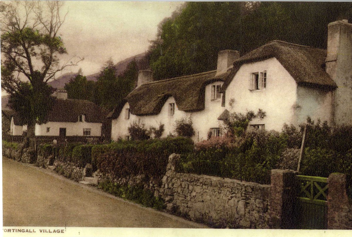 You could be forgiven for thinking this 'chocolate box cottage' view is somewhere in Devon.
Postcard view of 'Fortingall Village'.
#ExploreYourArchive https://t.co/gofTSEvTRc