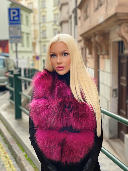 Good Morning Losers. Tell me your fav 💋 https://t.co/OhKVGwcmof