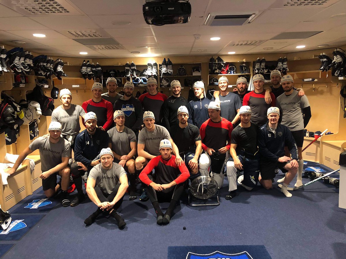 Wow, vilken present! Alexander Leanderssons mormor har virkat BIK-mössor med nummer på till samtliga spelare 🧶 Stort tack för leveransen! #BIKKarlskoga