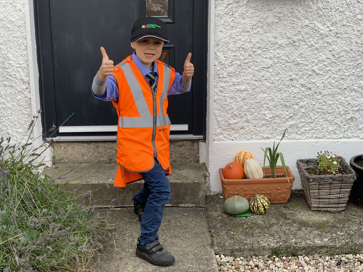 So today, he’s all set in his fab rigout (after some adjustments!) for the school Halloween party. Thanks so much to the people in  @IrishRail for their generosity & time! 