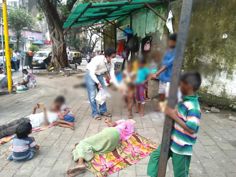 efgorg's tweet photo. @khaanachahiye shared 7200 packets of #ParleG biscuits & 480 packets of #ChocolatePowder with our young friends in D ward (Byculla) & E ward ( Marine Lines) last week powered by the generous Parle-G
Follow the link to know more and contribute
https://t.co/lc02ribAEd https://t.co/Oqz47YKar9