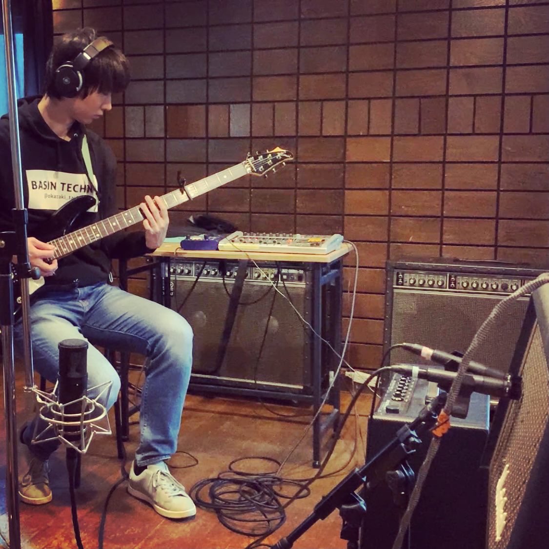 recollaboen's tweet photo. 【Guitar Recording②】
We are creating gorgeous guitar sound with 2 microphones, line out &amp; D.I. now🎸 https://t.co/oFO9K9i4DJ