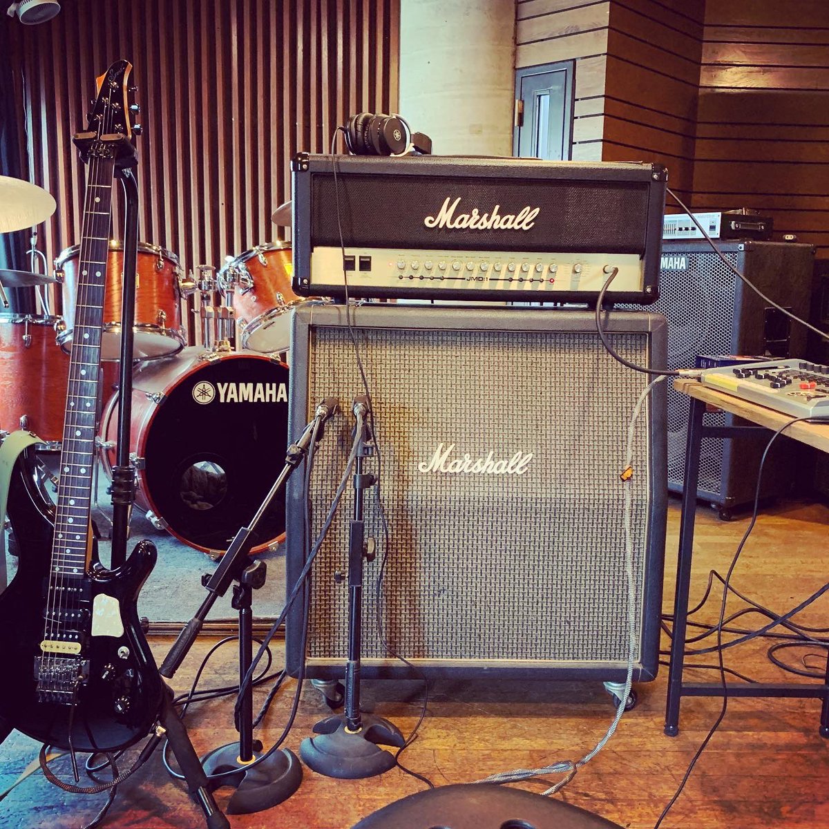 recollaboen's tweet photo. 【Guitar Recording②】
We are creating gorgeous guitar sound with 2 microphones, line out &amp; D.I. now🎸 https://t.co/oFO9K9i4DJ