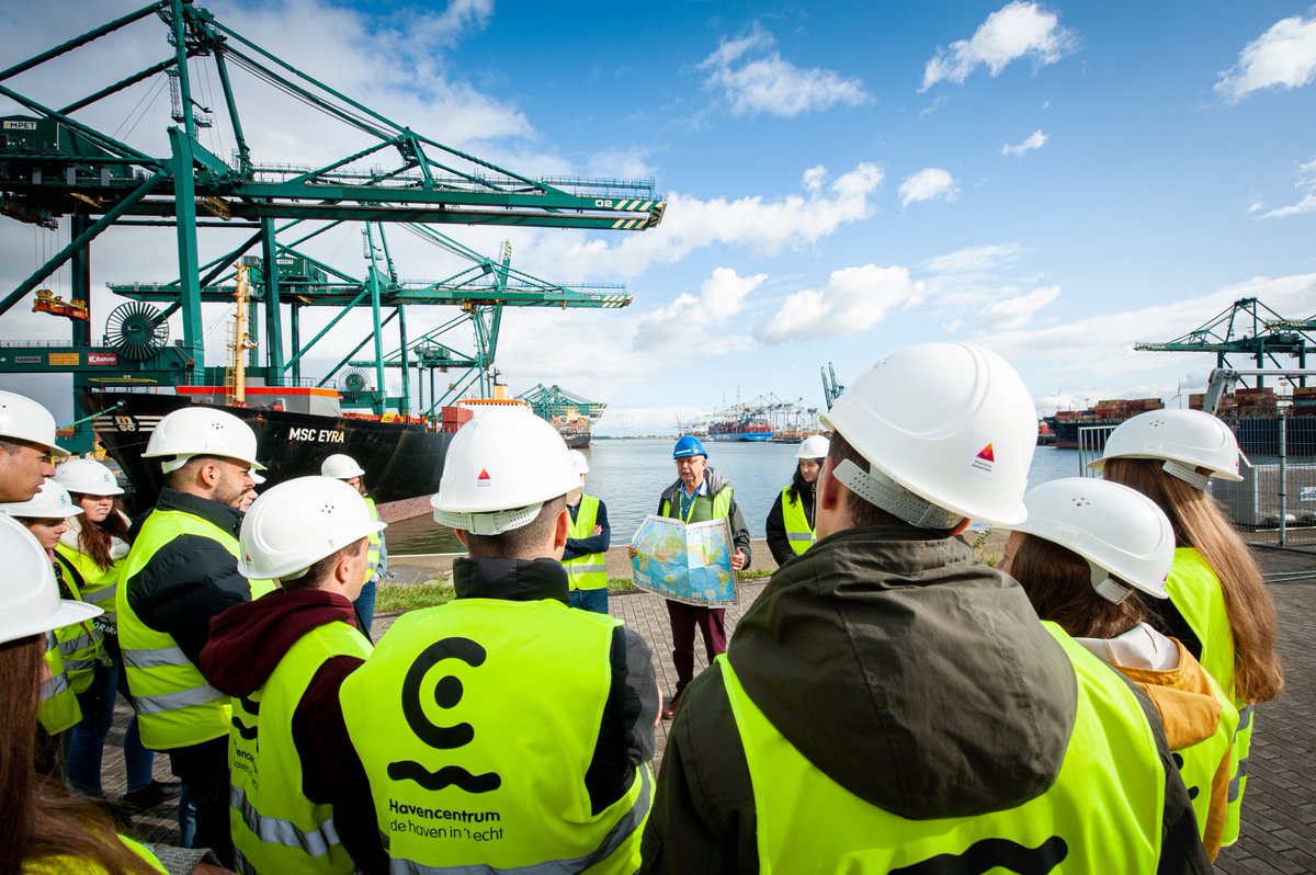 havencentrum's tweet photo. Laatste kans om te stemmen! Maak je ons mee Europees ambassadeur om kwetsbare jongeren meer jobkansen te geven in de haven? 🙌 Stem in enkele seconden: https://t.co/KjUiXlhTmh Heel veel dank voor je steun! https://t.co/HgnohSCMen