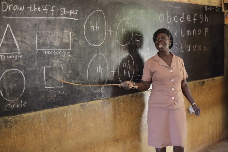 Классный учитель. Учительница у доски. Учительница математики. Учительница в россии. Девушка преподаватель.