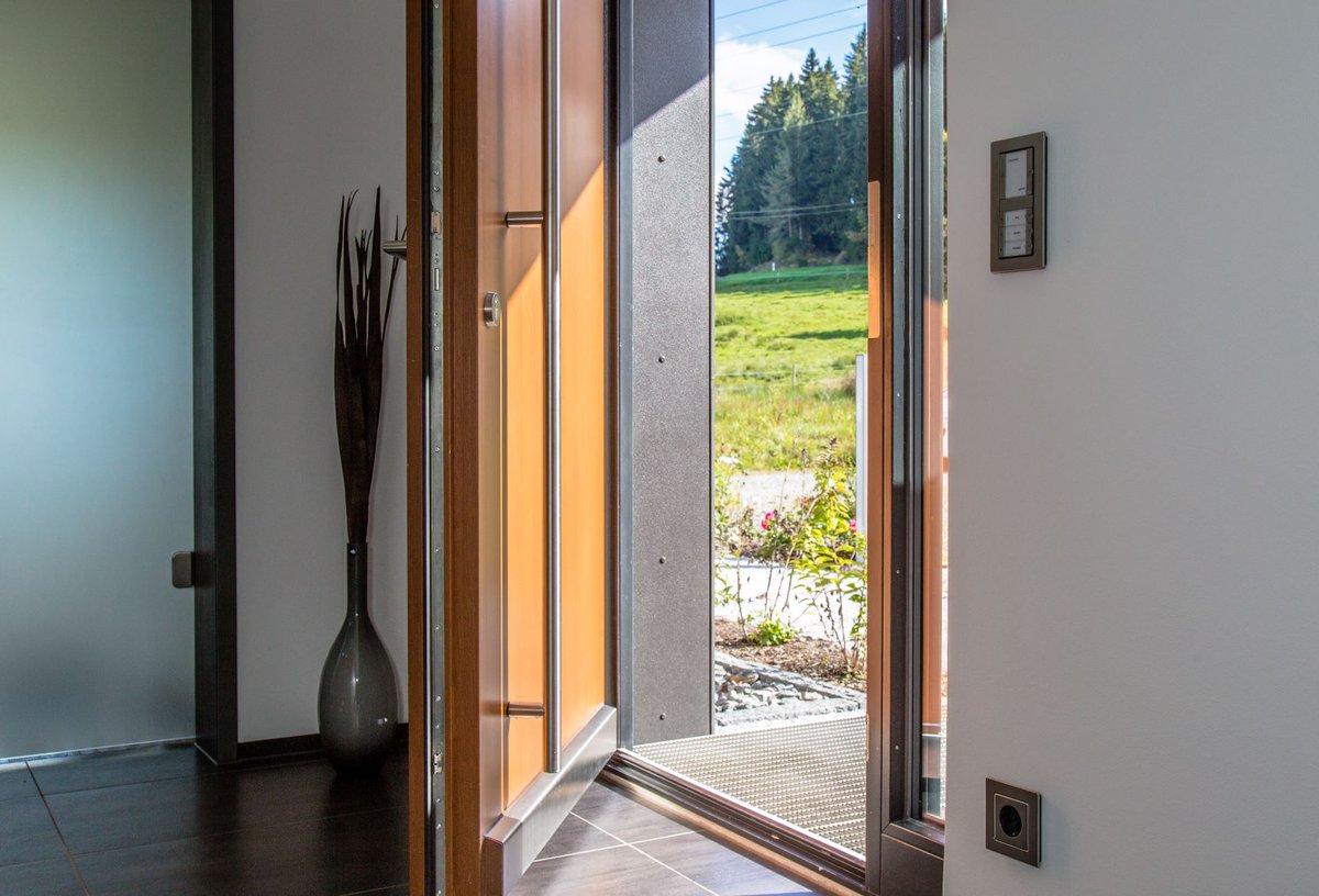 moralt_ag's tweet photo. All our #door blanks are made using #sustainable engineered solid #timber so remain stable and sturdy when fixing #ironmongery, plus they perform well in challenging climates as well as #fire #smoke and #acoustic testing.

#fsc #doorsolutions #firecertification #firedoor #joinery https://t.co/DA5mTCqTTT
