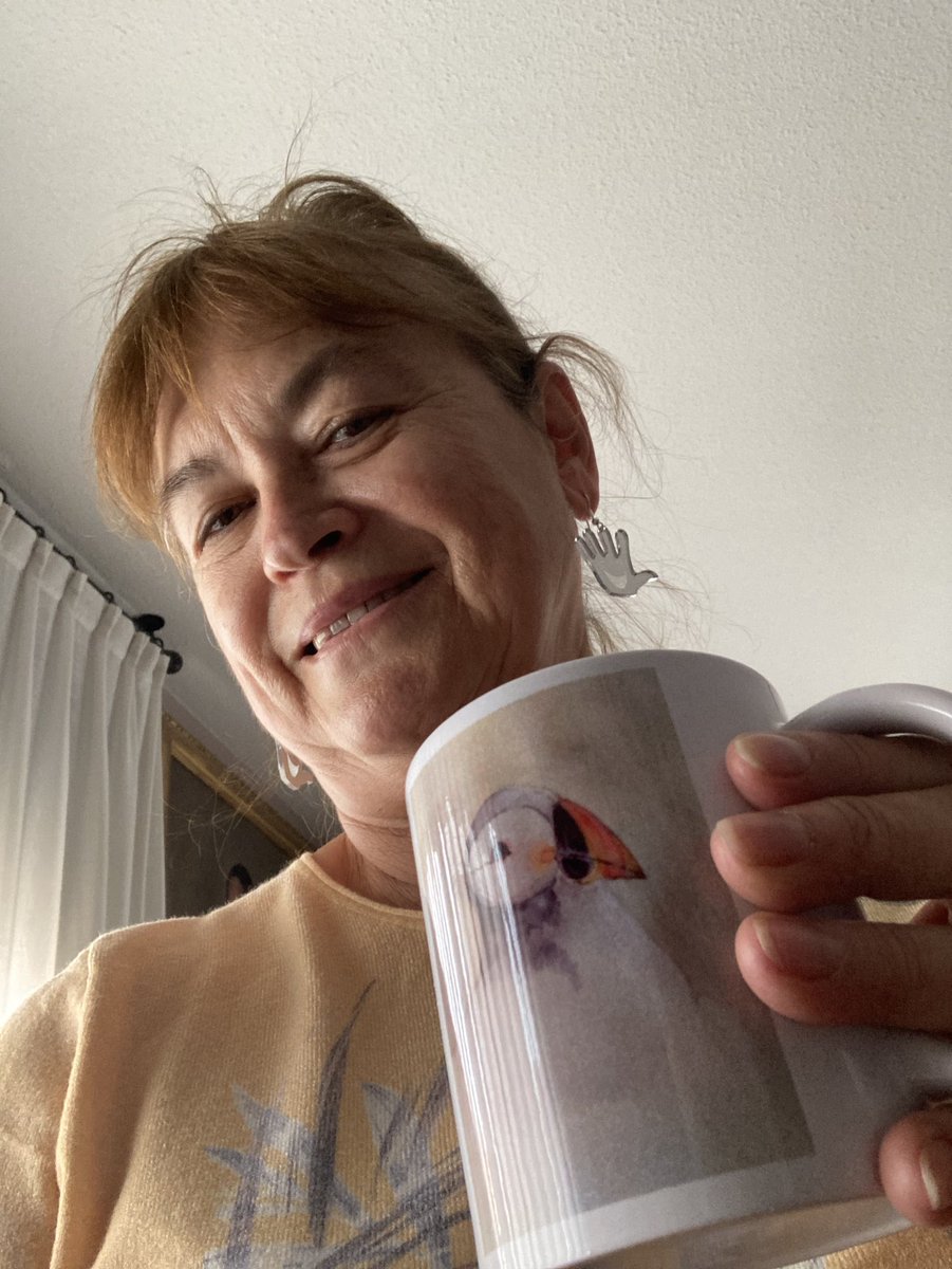 mimochilamepesa's tweet photo. Me encantan los pendientes de @5palabras5 @MarMarolayo quedan genial y la taza de los pajaritos de #claribel es preciosa. https://t.co/Xt4sMGq94l