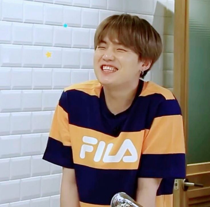 he's laugh is so cute please..