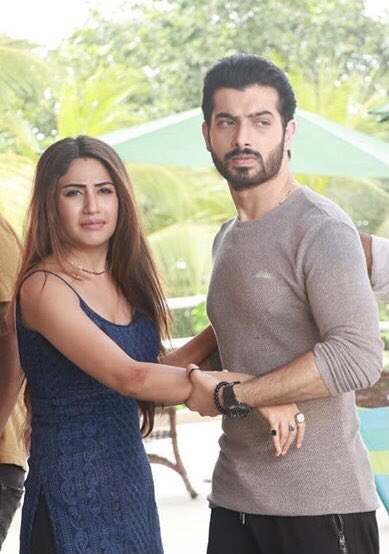 To be honest I could go on & on about these two incredible humans & it still wouldn’t be enough! But long story short completely spellbound by them! Only love & praise & blessings for them both always!  #VAni  #Naagin5  #SharadMalhotra  #SurbhiChandna